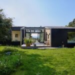 Las cerámicas de DURAVIT equilibran el espacio de una casa de verano danesa